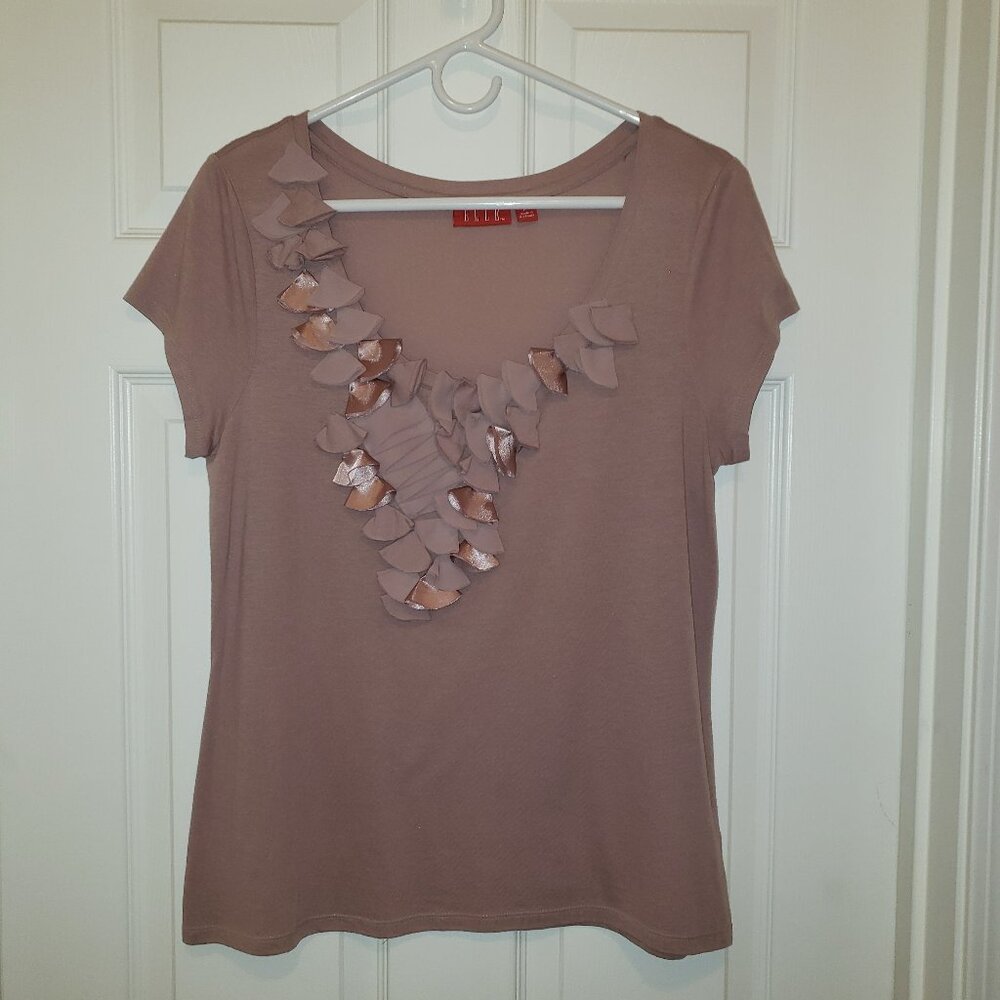 Elle Mauve Short Sleeve Scoop Neck Top Size M Womens Ruffle Applique Accent